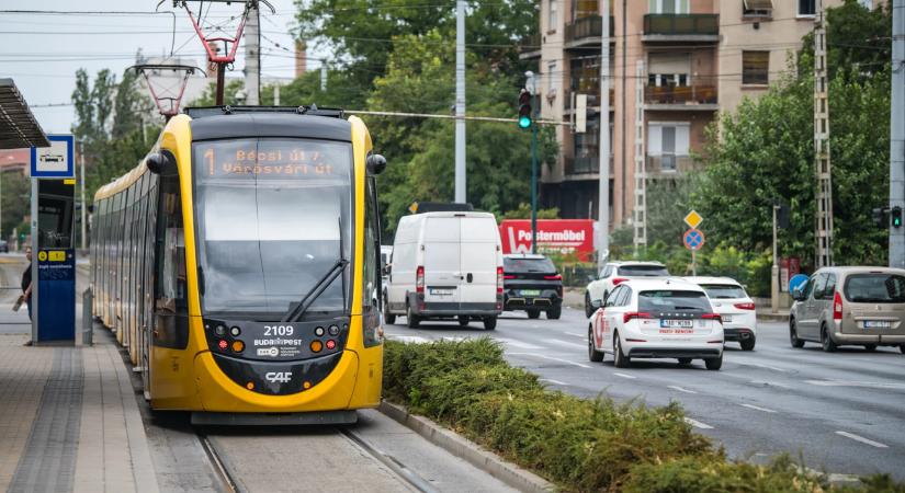 Elözönlötték az 1-es vonalát a rendőrök