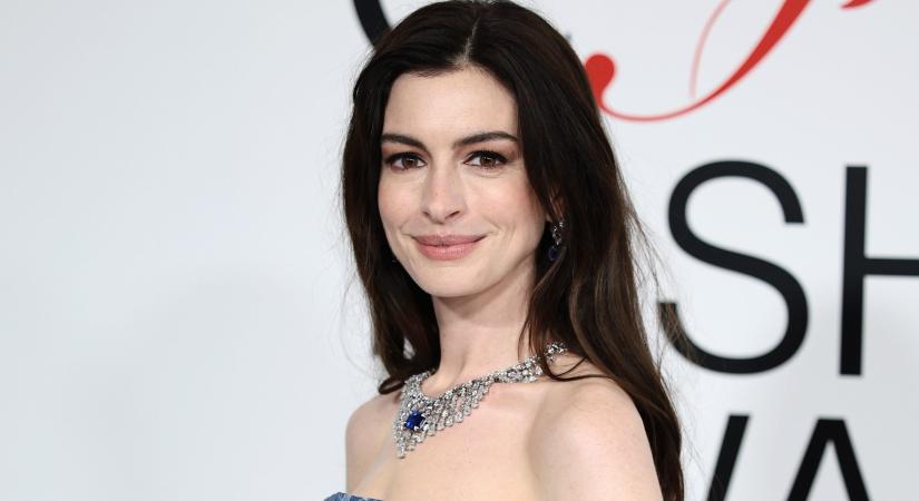 Anne Hathaway megmutatta félelmetesen szexi halloweeni jelmezét