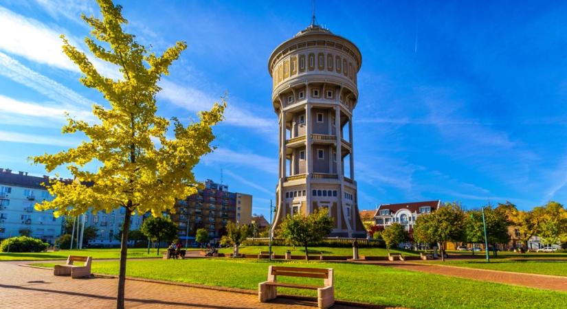 Fényfestéssel ünneplik a százhúsz éves szegedi Szent István téri víztornyot