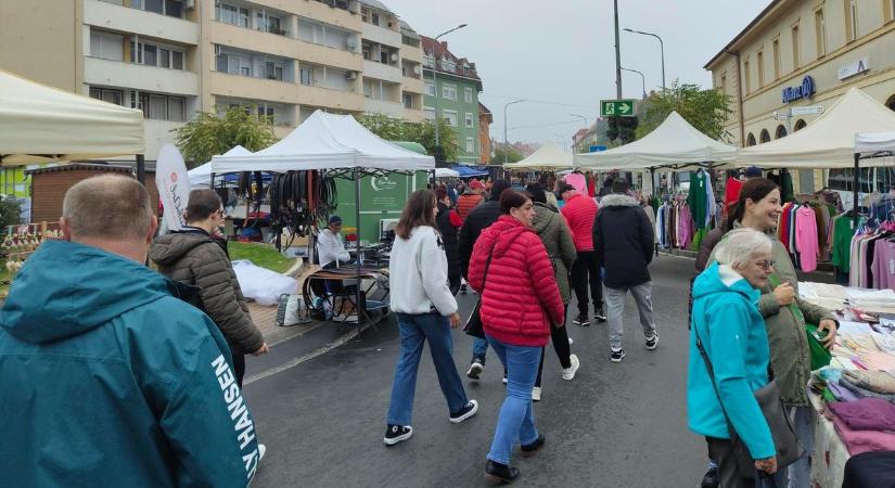 Simon-Júdás vásár Sárváron: a borongós idő ellenére már szombat délelőtt hömpölygött a tömeg