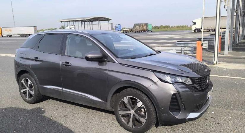 Lopott Peugeot bukott meg a határon