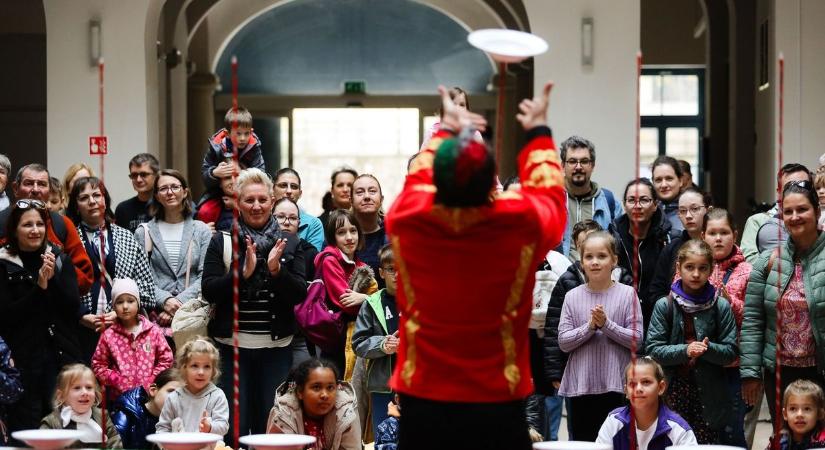 Cirkuszi varázslat várta a családokat Egerben