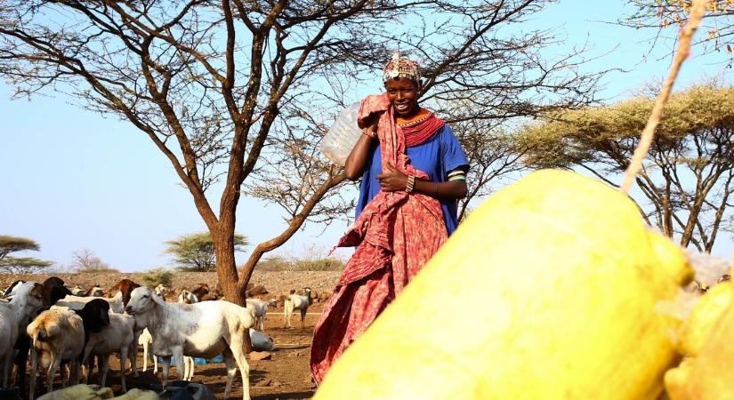 Elment Kenyába nyaralni, és beleszeretett egy maszáj harcosba Corinne: sárházra cserélte a luxuséletét, majd történt valami...