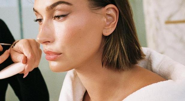 "Miss Főnök": Hailey Bieber öltönyben, nyakkendőben érkezett a márkája eseményére