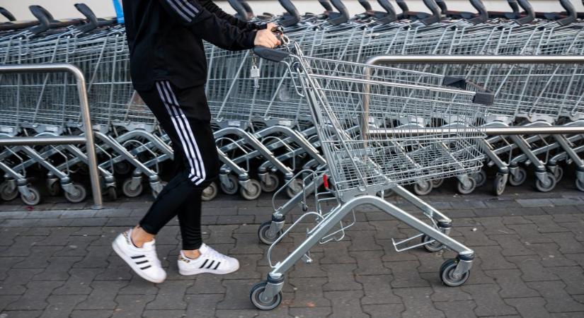 Eléggé félreértelmezték a vásárlók a felfestést a kiskunfélegyházi Lidl parkolójában