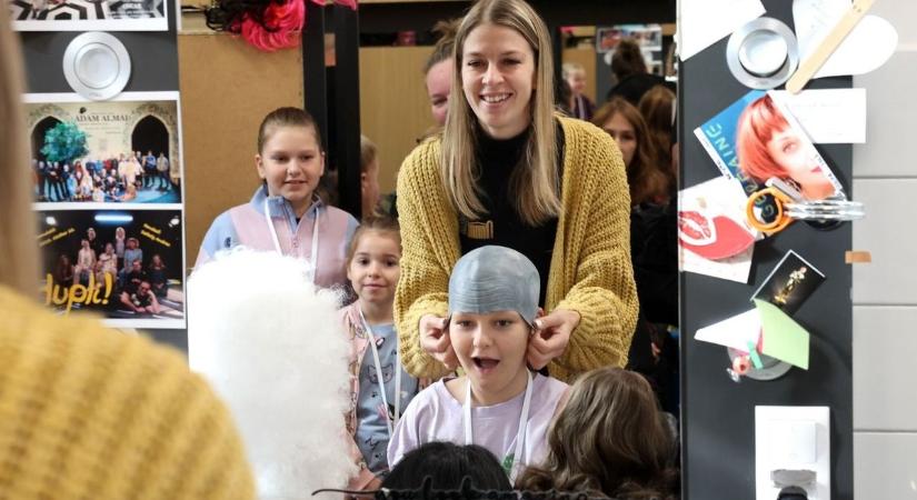 A Csiky jelmezeit is kipróbálhatták a színházi nyílt napon