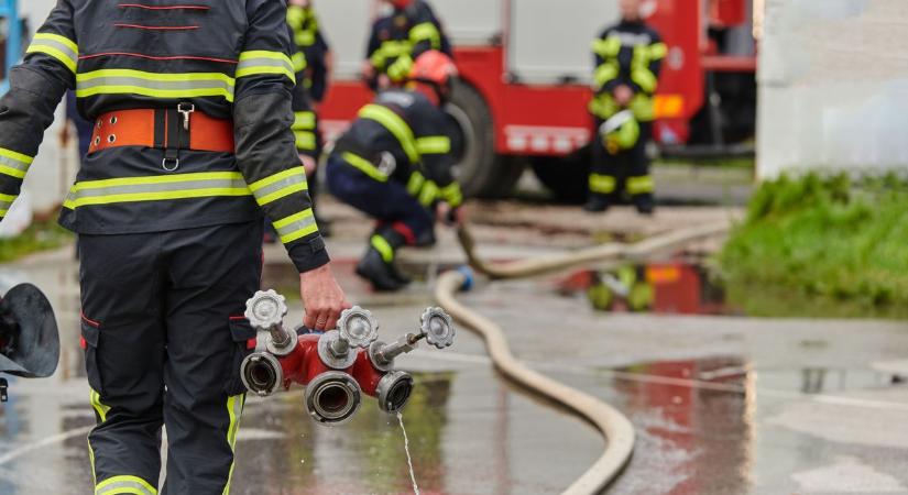 A kunszenti tűz oltása közben két gázpalackot is találtak a tűzoltók