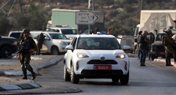 Teherautó hajtott egy izraeli buszmegállóba, sok a sérült