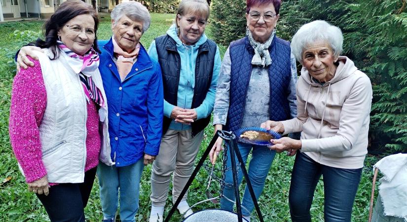 Pacalpörkölt, ostoros rétes és sós stangli