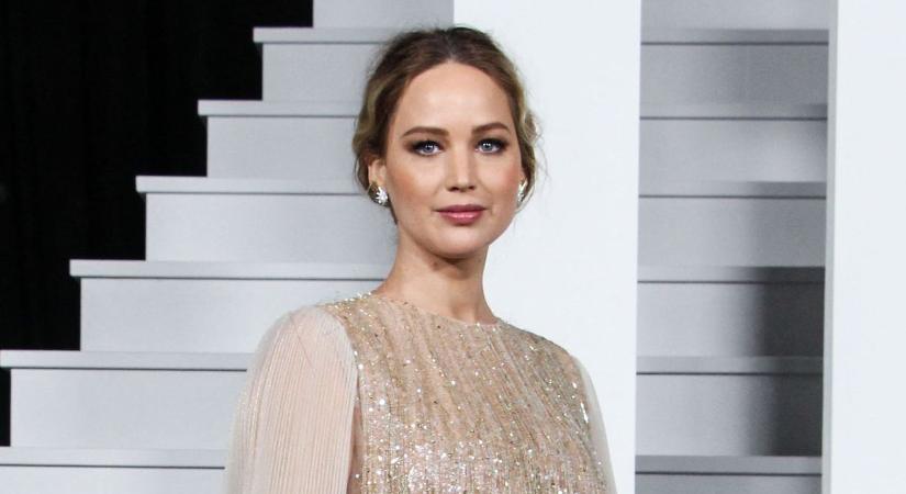 Most először mutatta meg nyilvánosan kerekedő terhespocakját Jennifer Lawrence - Videó