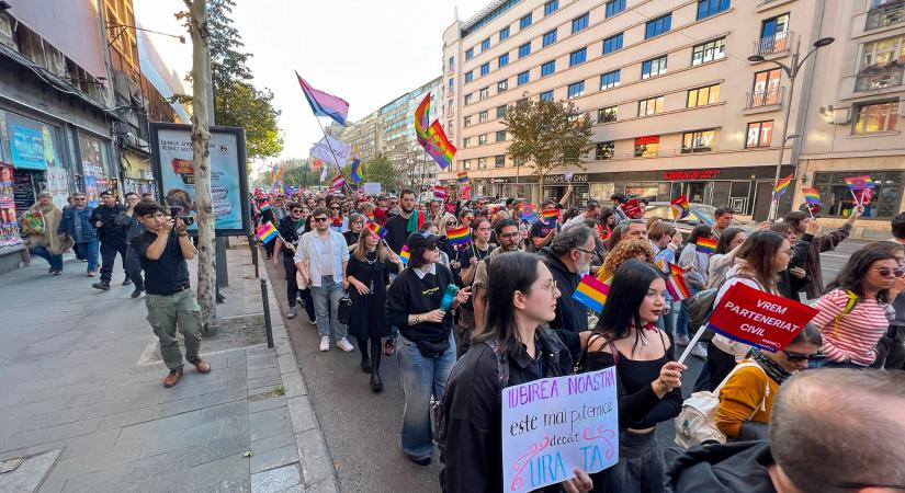 Az élettársi kapcsolatért tüntetett az LMBTQ közösség Bukarestben