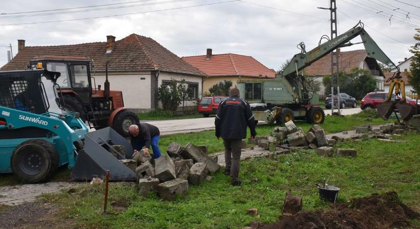 Markolót is bevetettek a gigantikus betonelemek kiemeléséhez az alattyáni művelődési háznál