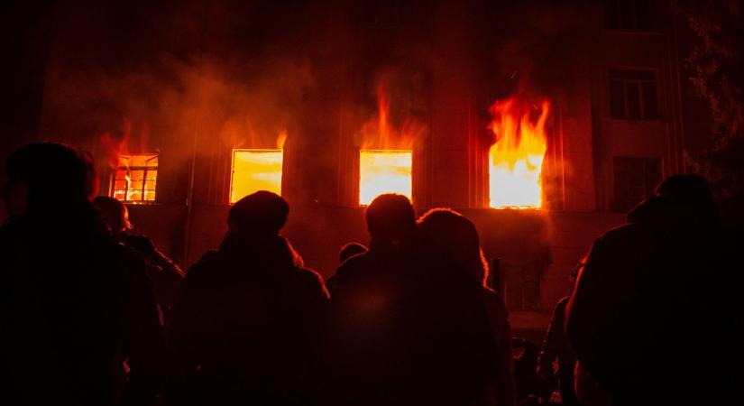 Több száz fős kimenekítéssel, illetve halálos áldozattal járó tűzeset is volt vasárnap