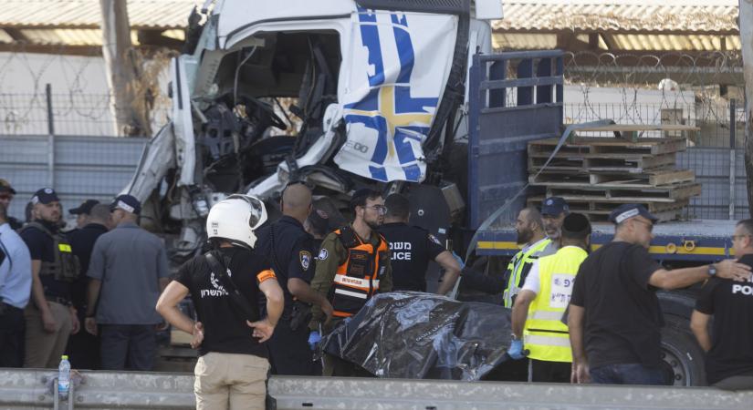 Teherautó hajtott egy buszmegállóba Tel-Aviv közelében