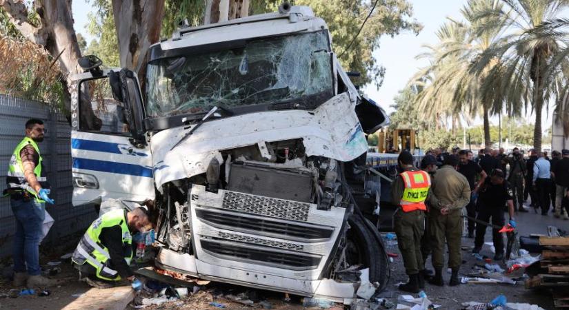 Terrortámadás Izraelben: kamion hajtott egy buszmegállóba, egy ember meghalt