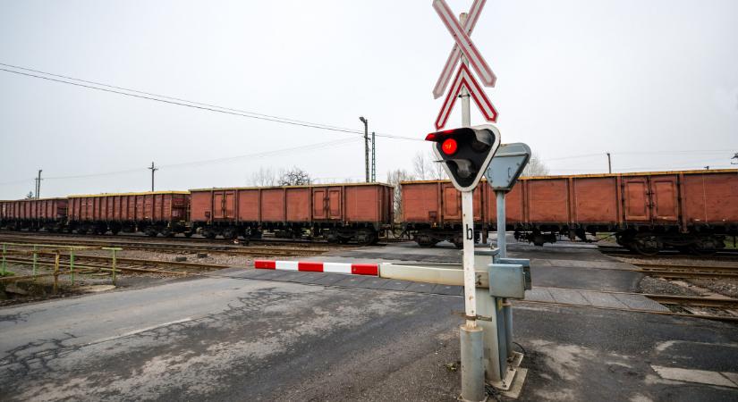 Nézni is rossz, amit ez az autós a vasúti átjáróban művelt – videó