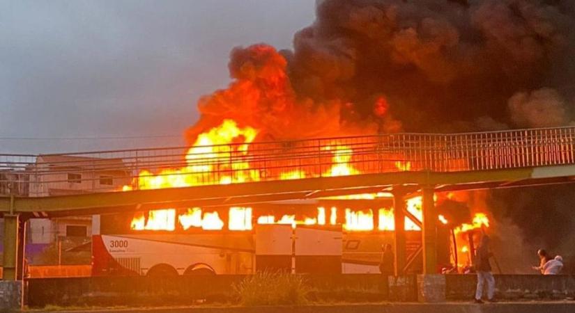 Brazília sokkban, felgyújtották a Cruzeiro buszát, bent égett egy szurkoló  videó