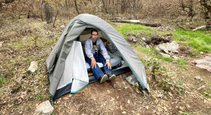 Megtaláltuk a magyar hegylakót: Krisztián hónapok óta az erdőben él egy sátorban