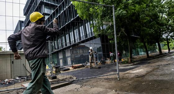 Majdnem 2100 forintra nőtt a fizikai dolgozók átlagos órabére