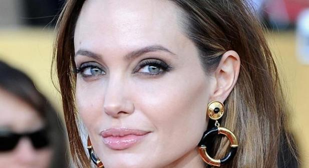 Hűha! Göndör hajkoronával mutatkozott Angelina Jolie, így még nem láthattuk