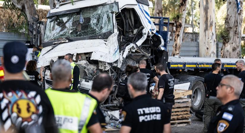 Buszmegállóban várakozók közé hajtott egy kamion Izraelben