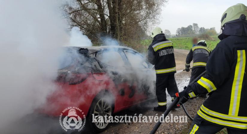 Kigyulladt egy autó Alsórajkon