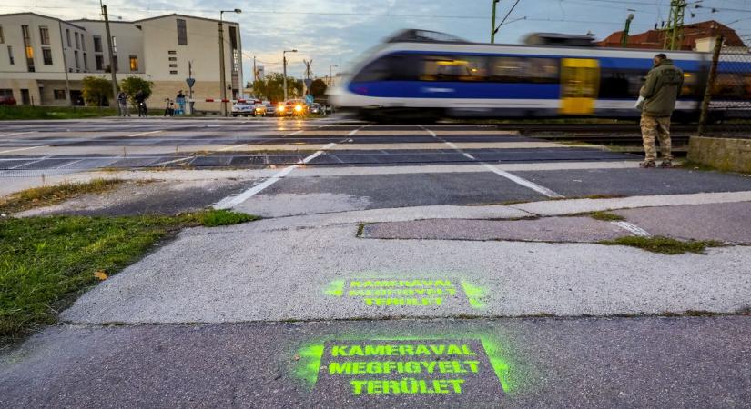 Miért kell sokat várni az Újlak utcai vasúti átjáróban? – Fotók, videó