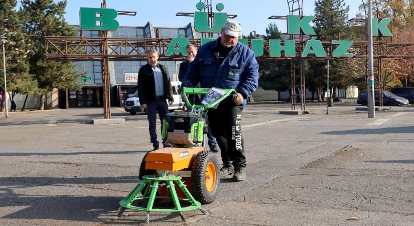 Különleges gyomeltávolító technológiával folytatódott az őszi nagytakarítás (fotókkal, videóval)