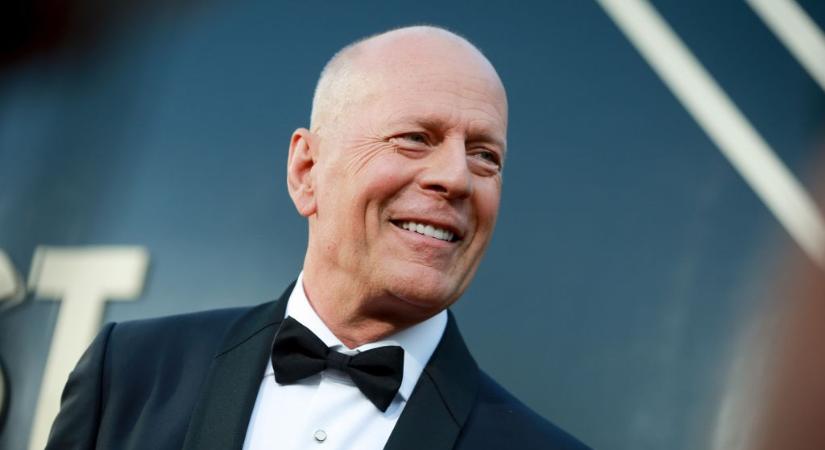 Bruce Willis-t hosszú idő után először láthatjuk mosolyogni, a demenciával küzdő színész friss fotói a csontodig hatolnak