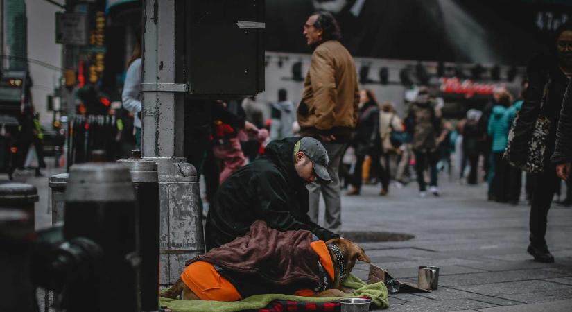 Szabályosan eltakarítják a hajléktalanokat az amerikai nagyvárosok utcáiról