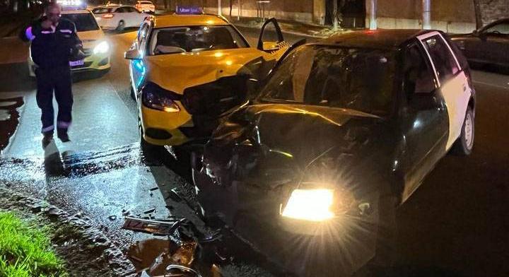 Részegen frontálisan csapódott egy taxiba a suzukis