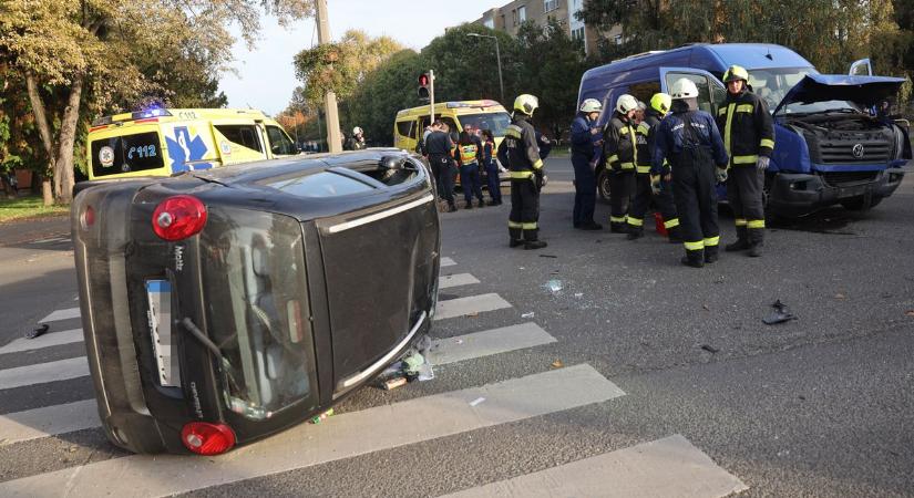 Az oldalára borult egy autó a kaposvári kereszteződésben