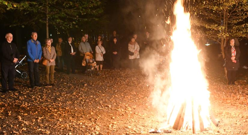 Debrecenben is lobogott a tűz a székelyekért