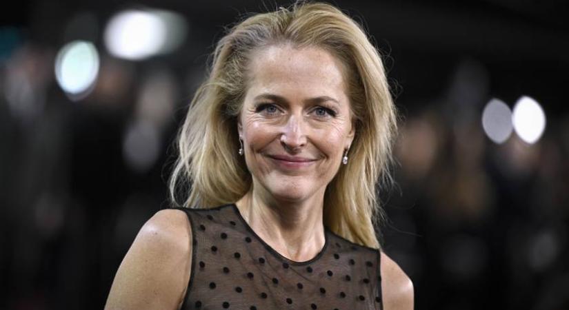 Az 56 éves Gillian Anderson bikiniben fürdőzött: karcsú alakját a fiatalabbak is megirigyelhetik