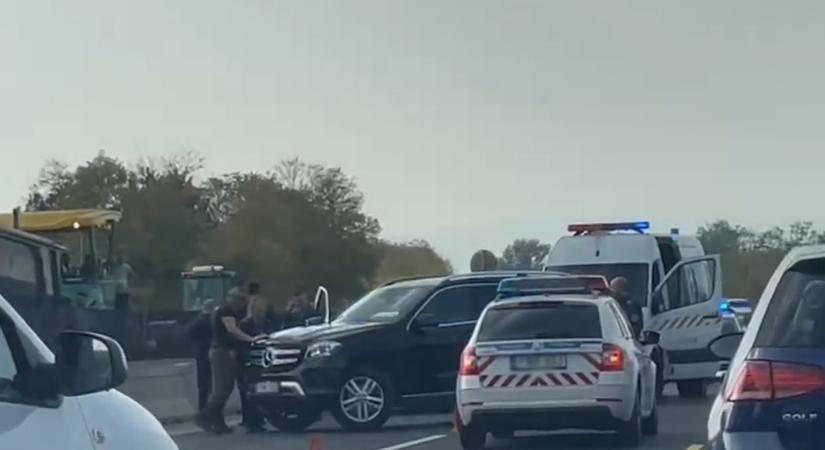 Autós üldözés Budapesten - Akkora Mercivel fordultak a TEK-esek a menekülő Opel elé az M3-ason a forgalommal szemben, mint a ház - exkluzív videó