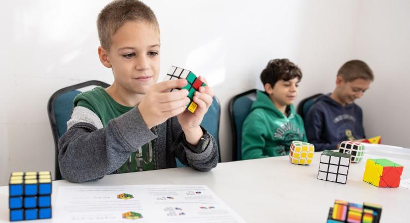 Videón a Rubik-bravúr: a srácok másodpercek alatt rakják ki a kockát