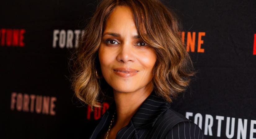 Halle Berry képes volt olyan ruhában mutatkozni a vörös szőnyegen, hogy felbolydult az internet