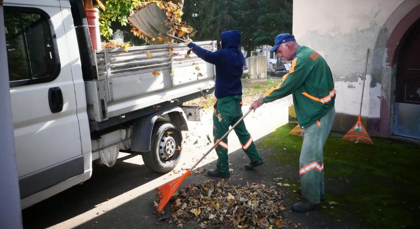 Mindenszentek: takarítják a temetőket (galéria,videó)