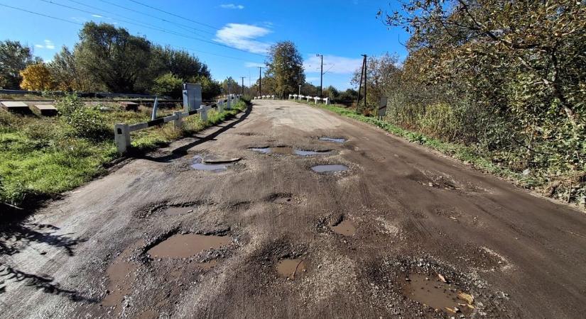 Rossz utakon bukdácsolnak a kiskertes övezetekben - Fotók a győri kátyútengerről