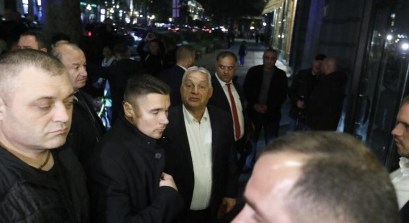 Tüntetők füttykoncertje fogadta Orbán Viktort Grúziában