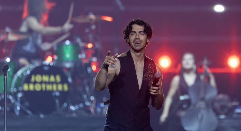 Joe Jonas elmesélte, hogyan veszítette el a szüzességét egy hírességgel