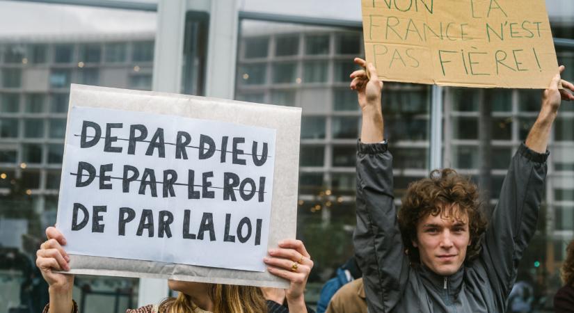 Elkezdődött Depardieu pere, de rögtön el is napolták