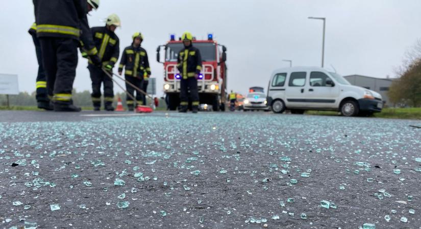 Baleset: kerékpáros, motoros és busz