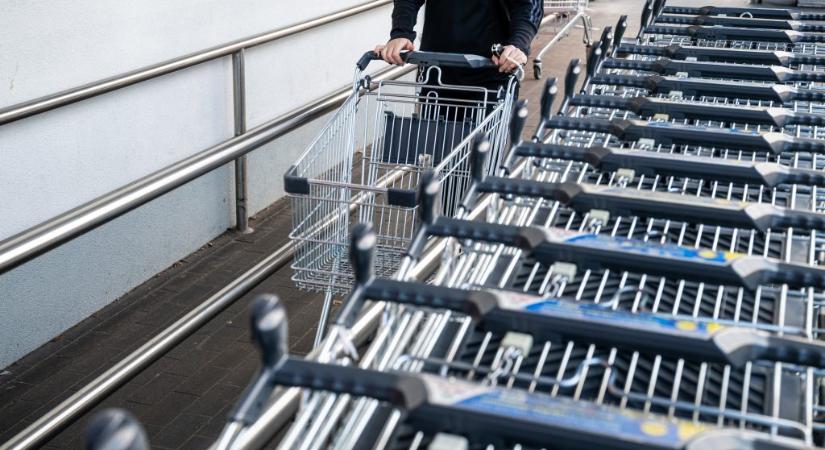 Így lesznek nyitva az üzletek a halottak napi hosszú hétvégén