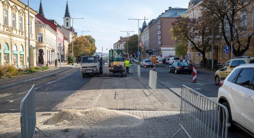 Aszfaltozás a zalaegerszegi Kazinczy téren (videó)