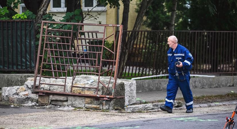 Kerítésnek hajtott egy autó Konyáron, mentők vitték el a sofőrjét