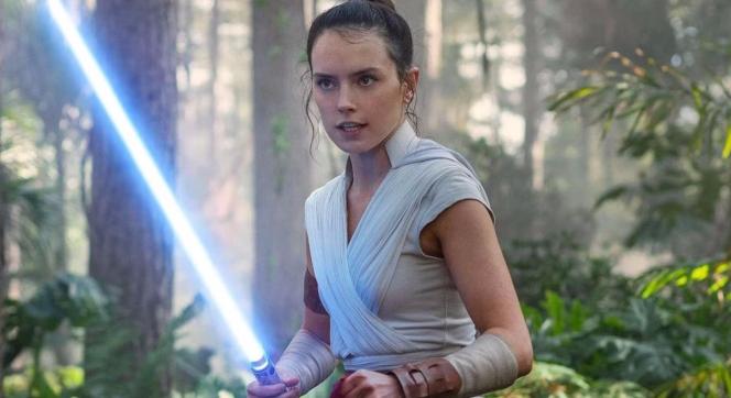 Bajban lehet a „Rey” Csillagok háborúja-film?! Daisy Ridley kommentálta a legfrissebb fejleményeket