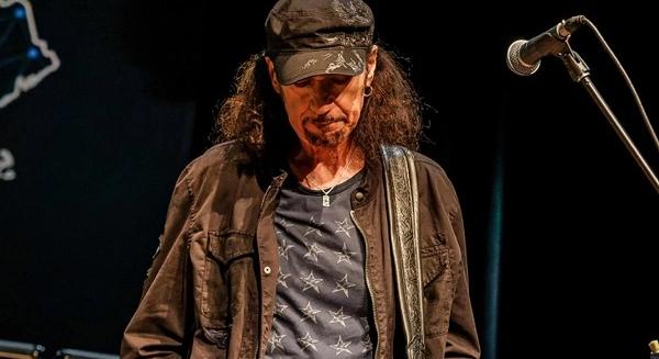 Bruce Kulick nem írta alá egy rajongónak a Rock And Roll Hírességek Csarnokának 2014-es programfüzetét