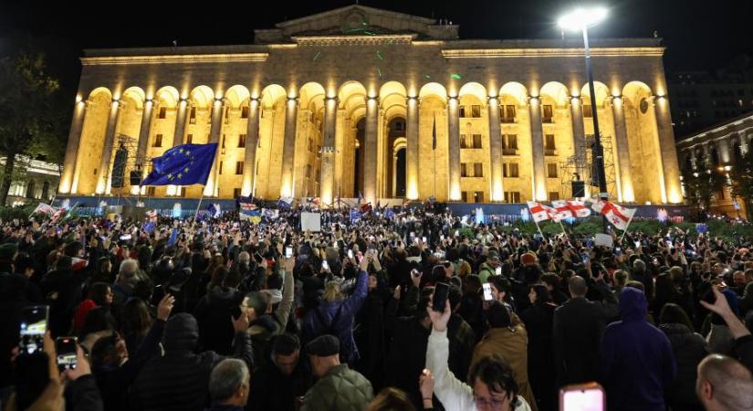 „Ellopták a szavazatotokat, megpróbálták ellopni a jövőtöket” – Tízezrek vonultak a parlament elé Tbilisziben