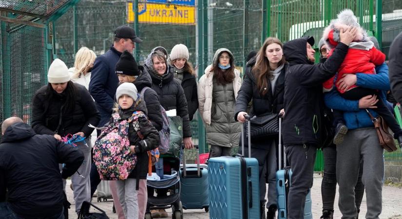 Több mint kilencezren menekültek Ukrajnából hétfőn